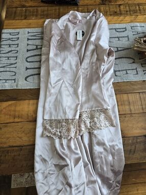 La Vie En Rose Lace-Trim Satin Robe in Light Blush